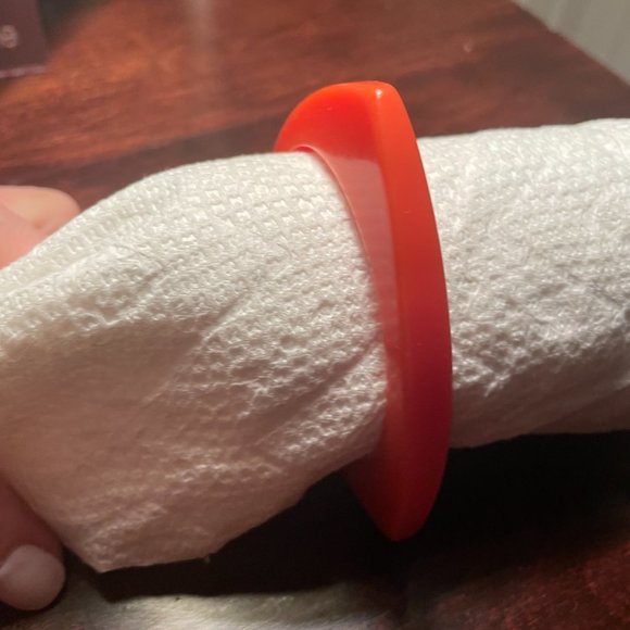 Orange Bakelite Vintage Bangle - with beautiful triangular shaping - Picture 2 of 4